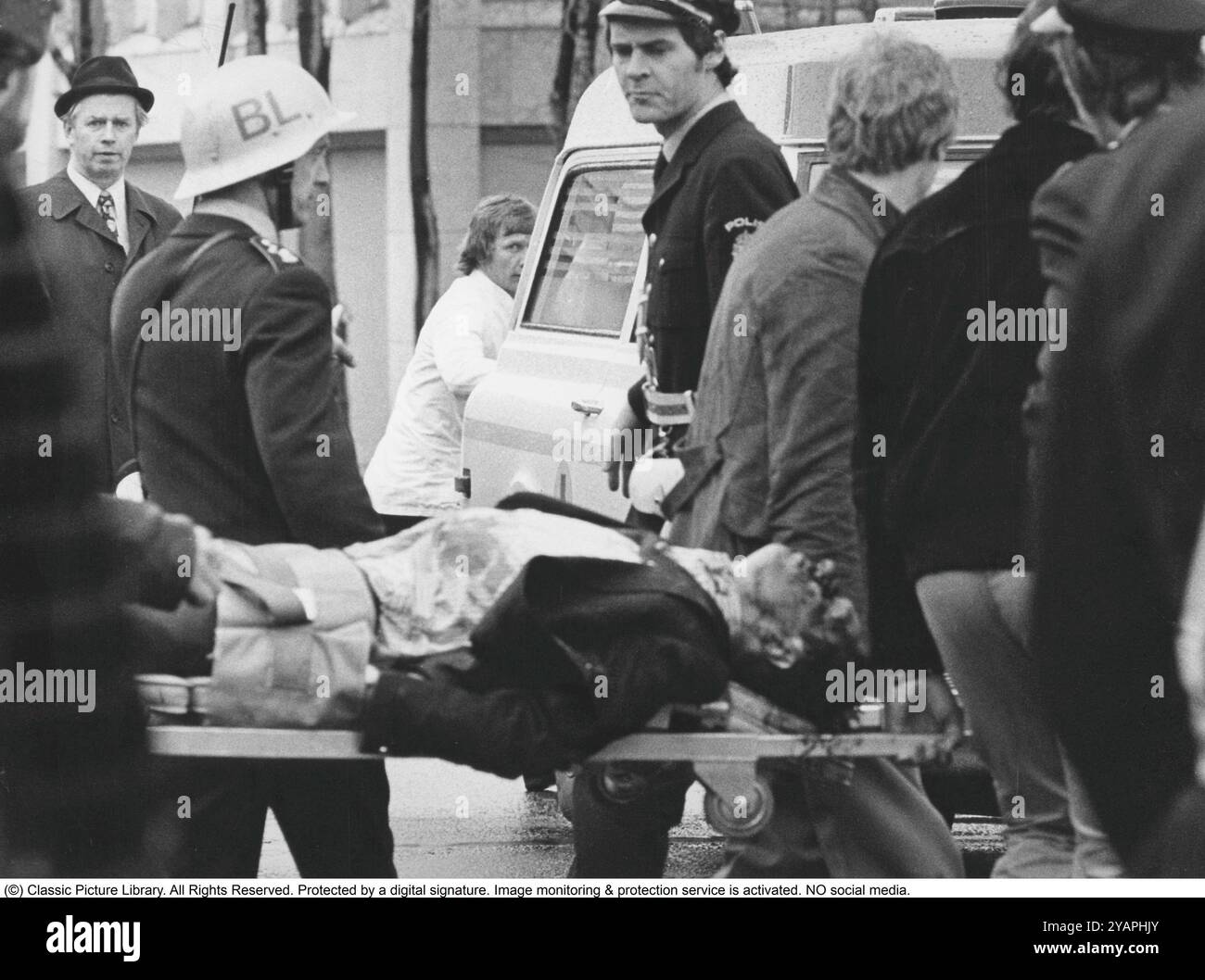 Belagerung der Westdeutschen Botschaft in Stockholm 1975. Am 24. April 1975 besetzte das Kommando Holger Meins von der bewaffneten linksextremistischen Organisation Rote Armee Fraktion RAF die westdeutsche Botschaft auf Skarpögatan in Gärdet, Stockholm. Die RAF-Gruppe führte den Angriff mit dem Ziel durch, die Freilassung von RAF-Mitgliedern und anderen aus dem Gefängnis in der Bundesrepublik Deutschland zu erzwingen. Die Besatzer nahmen eine Reihe von Personen als Geiseln, darunter den Botschafter Dietrich Stoecker. Die schwedische Polizei bereitete sich vor, das Gebäude zu stürmen, aber bevor sie die Gelegenheit dazu hatten, wurde die Botschaft von einer Reihe heftiger Explosionen erschüttert, der TNT Stockfoto