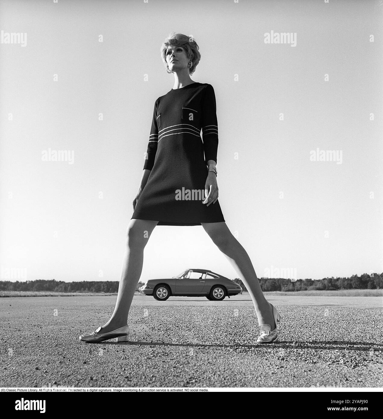 Porsche Juni 1967. Zwei Models, die auf einem Porsche 911 in der Mode des Jahres gekleidet sind. Foto mit Hasselblad Stockfoto