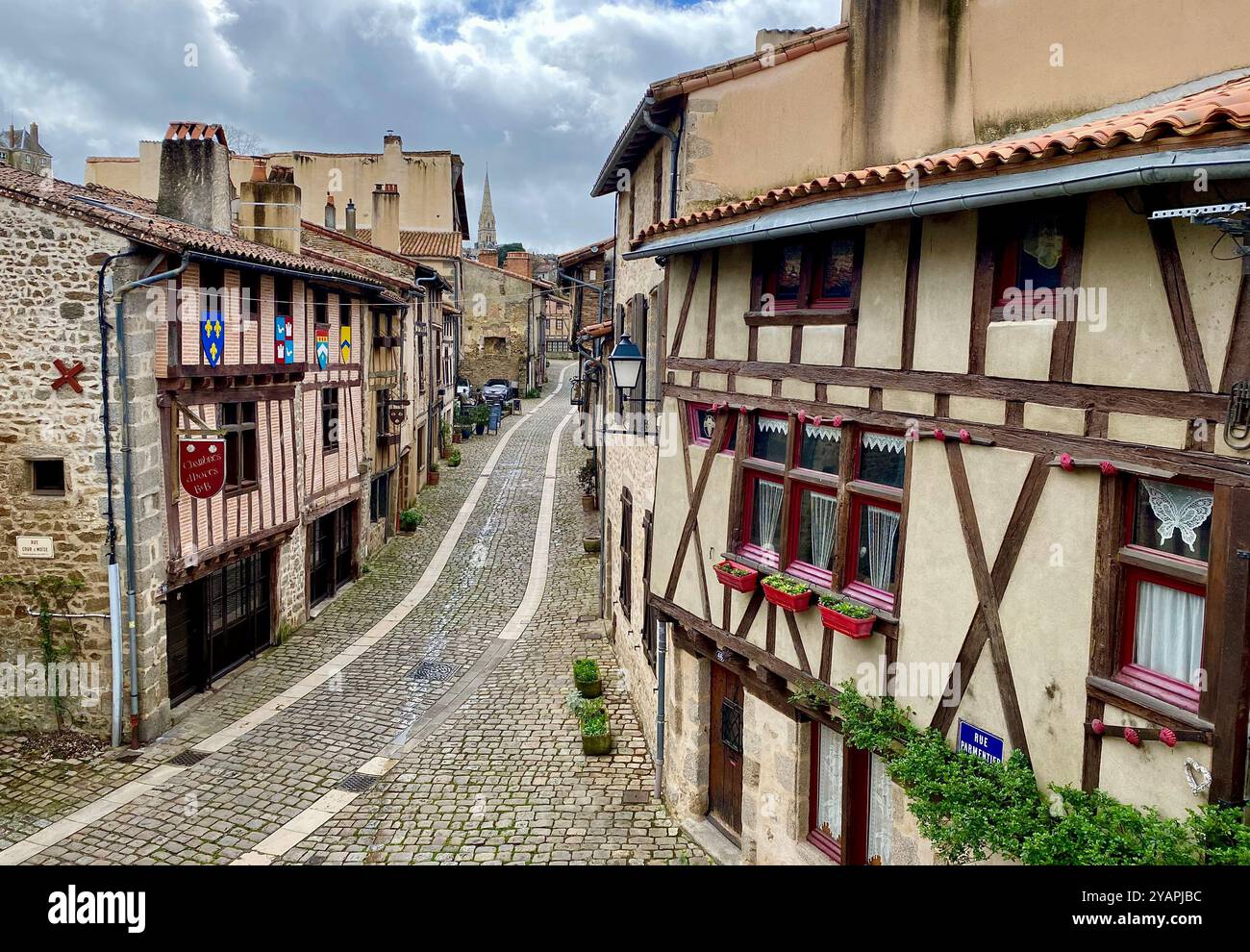 Mittelalterliches Viertel, Rue St Jacques, Parthenay, Frankreich - Smartphone-aufgenommenes Stockfoto