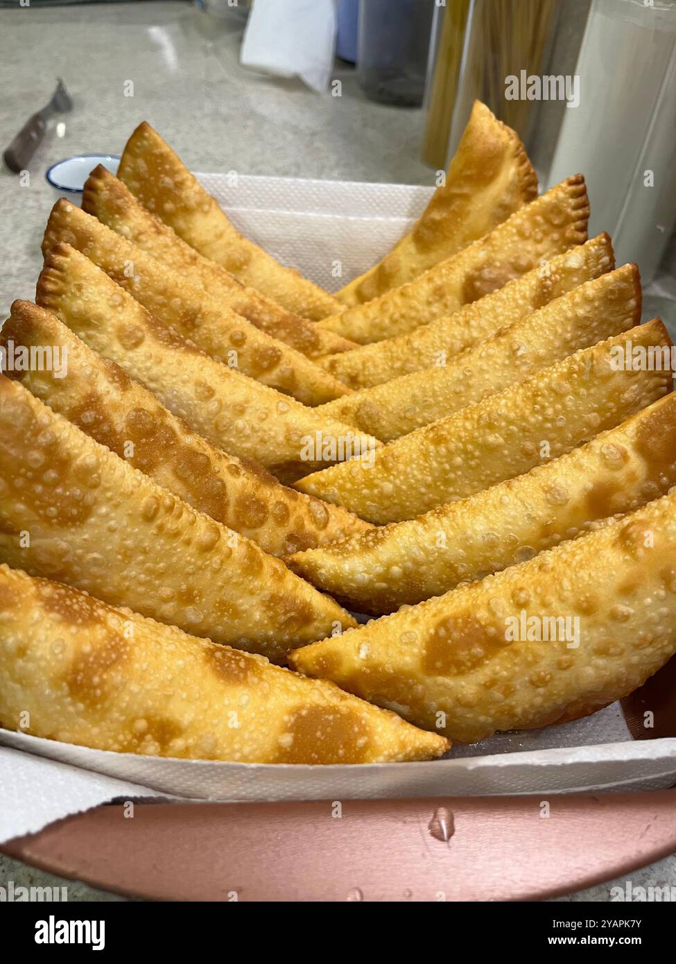 Bild eines typischen brasilianischen Gerichts namens „Pastel“. - Smartphone-aufgenommenes Stockfoto