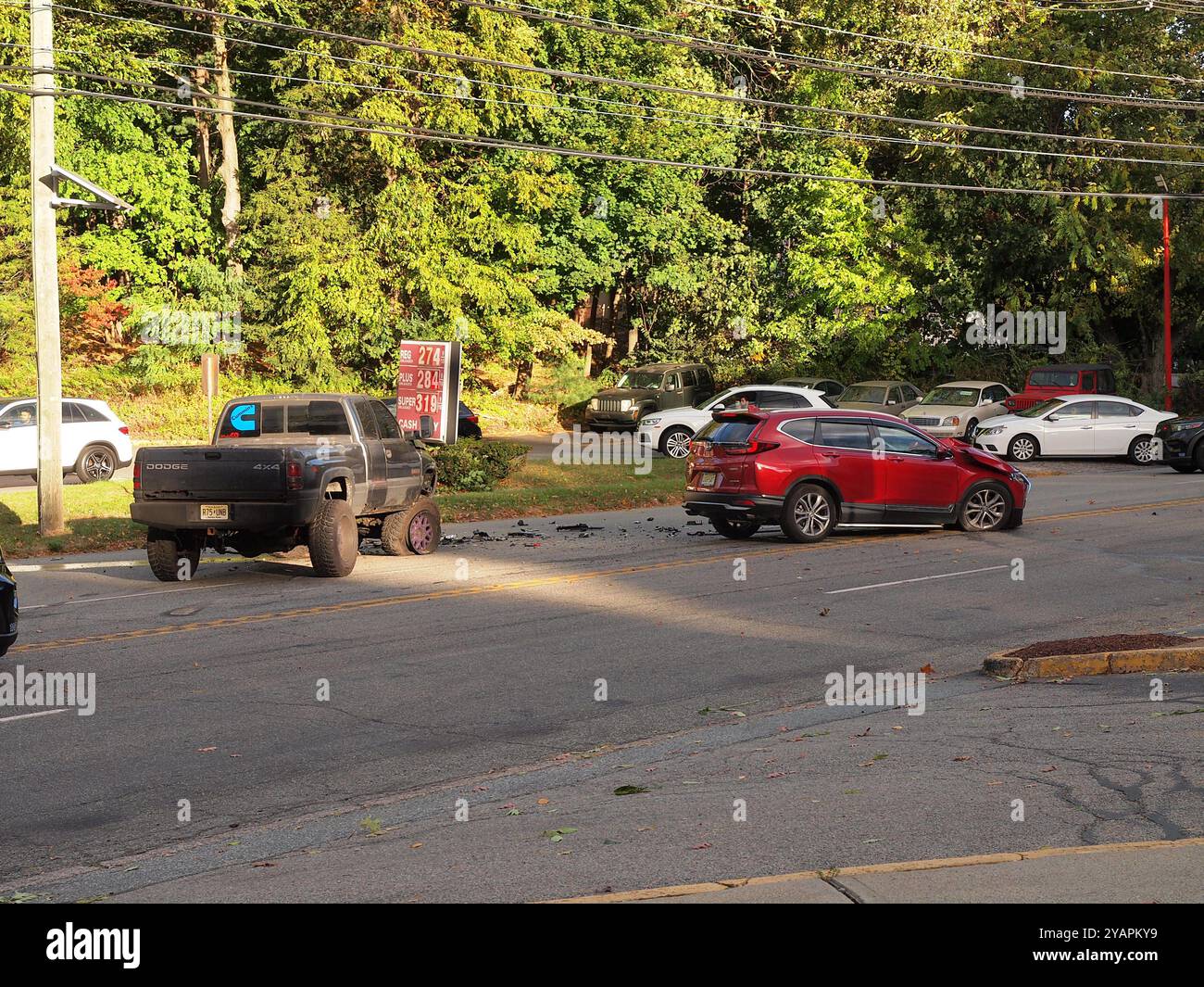 Verkehrsunfall auf einer Nebenstraße in New Jersey, der zu schweren Schäden an beiden Fahrzeugen führte. Die örtliche Polizei reagierte auf die Untersuchung. Stockfoto