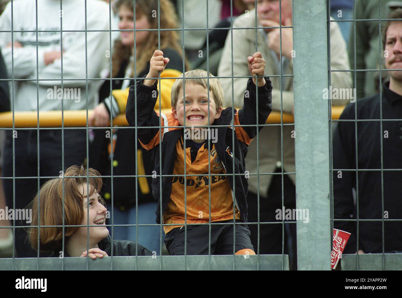 Junger Fußballfan im Käfig in Wolverhampton Wanderers gegen Southend United bei Molineux 4/92 Stockfoto