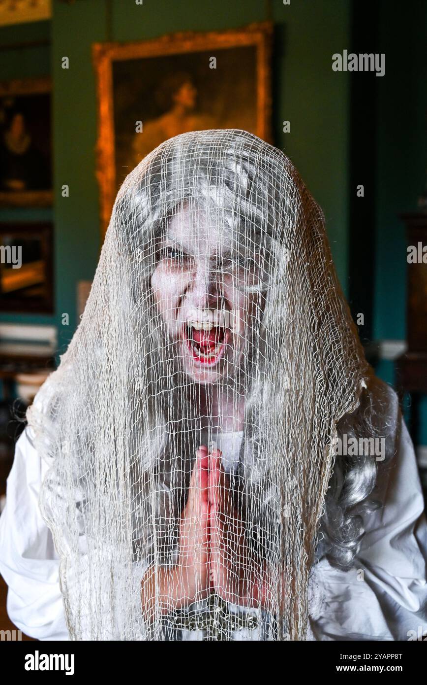 Brighton Großbritannien 15 Oktober 2024 - die weiße Dame Ghost auch bekannt als die blonde Nonne erscheint im Preston Manor in Brighton im Rahmen von Geistertouren für junge Menschen in diesem Oktober während Halloween dieses Jahres . Preston Manor gilt als eines der gespenstischsten Häuser Großbritanniens und die Geistertouren für junge Menschen werden von Brighton Museums veranstaltet: Credit Simon Dack / Alamy Live News Stockfoto