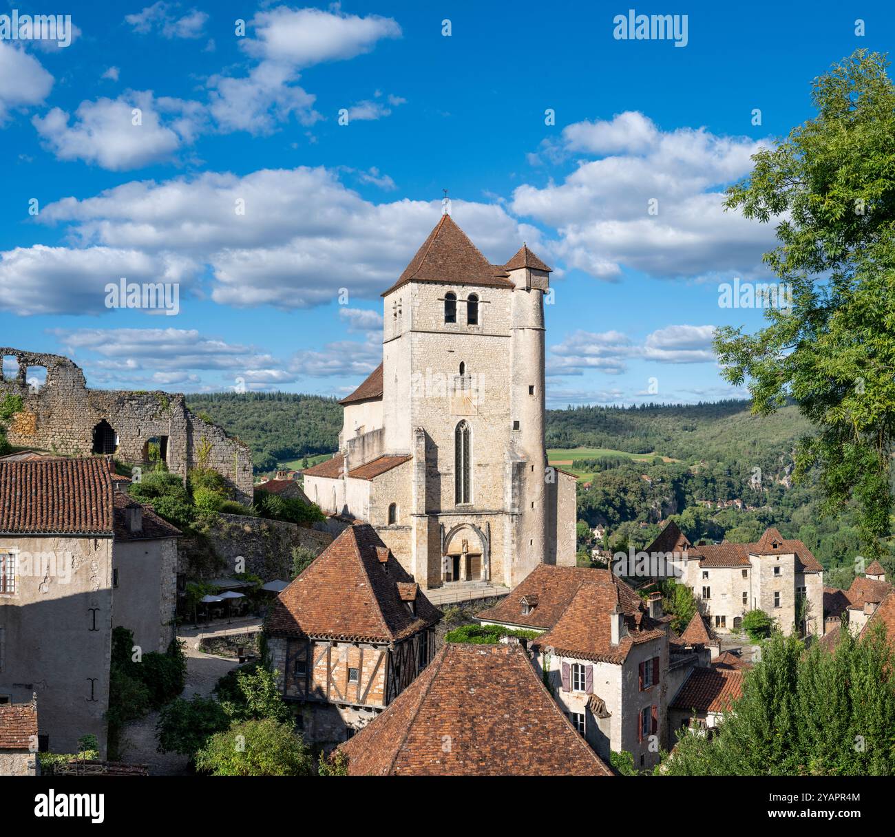 Die gotische Kirche Saint Cyr in Saint-Cirq-Lapopie, Departement Los im Südwesten Frankreichs. Stockfoto