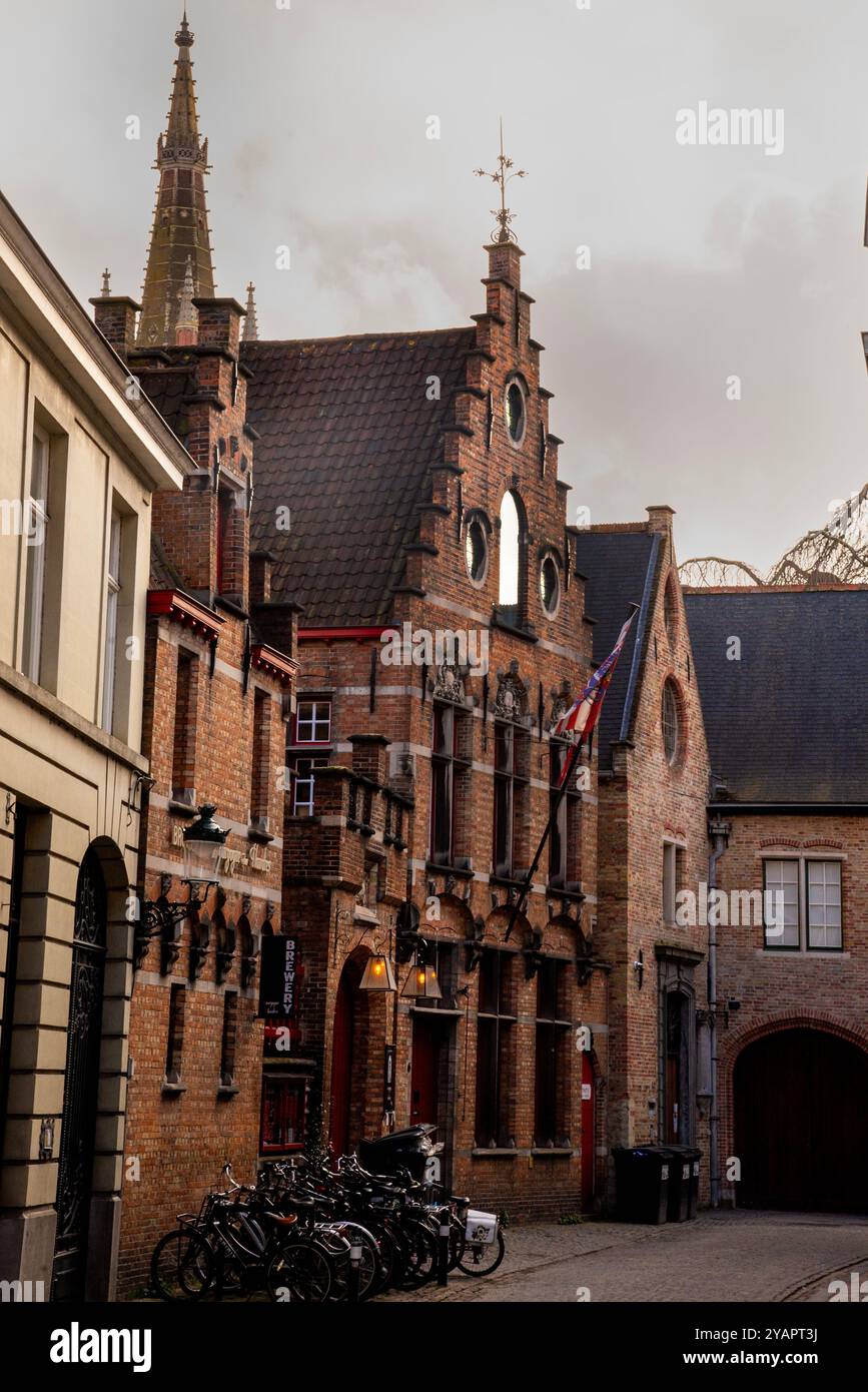 Steppgiebel-Brauerei und Backsteinturm der Kirche unserer Frau in Brügge, Belgien, Stockfoto