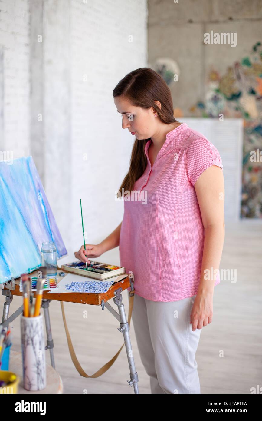 Sie erweckt ihre Kreativität zum Leben. Frau malte in ihrem Atelier. RUSSLAND, KRASNODAR, 29.06.2014 Stockfoto