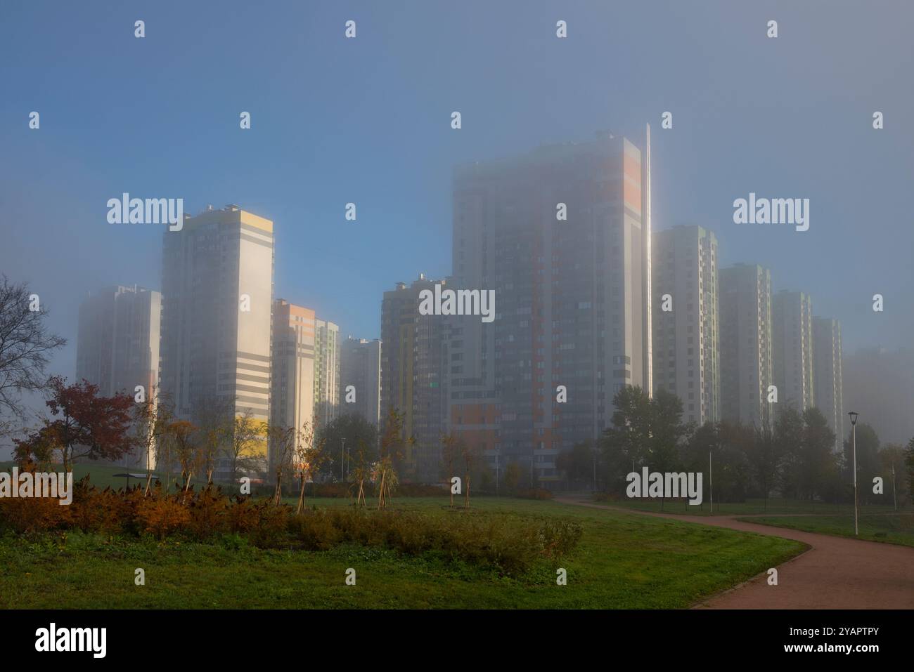 Ein moderner Wohnkomplex im Morgennebel. Sankt Petersburg, Russland Stockfoto