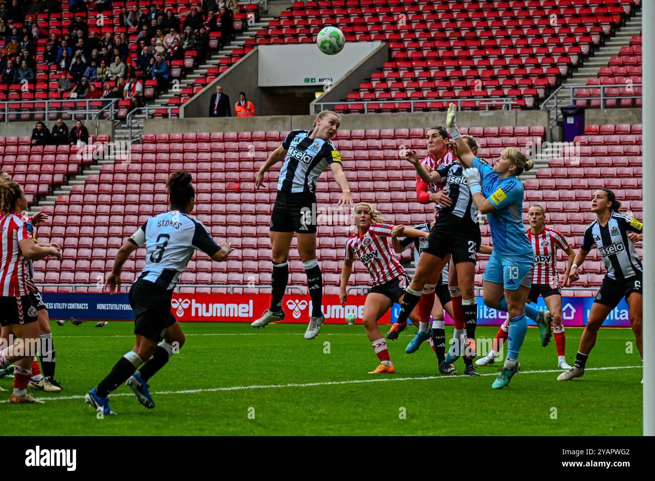 Newcastle United Women Torhüter Claudia Stöhnen den Ball im Wear Tyne Derby gegen Sunderland Women vor Gefahren. Stockfoto