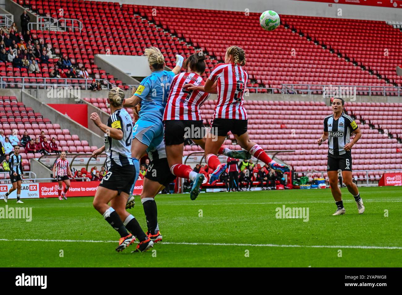 Newcastle United Women Torhüter Claudia Stöhnen den Ball im Wear Tyne Derby gegen Sunderland Women vor Gefahren. Stockfoto