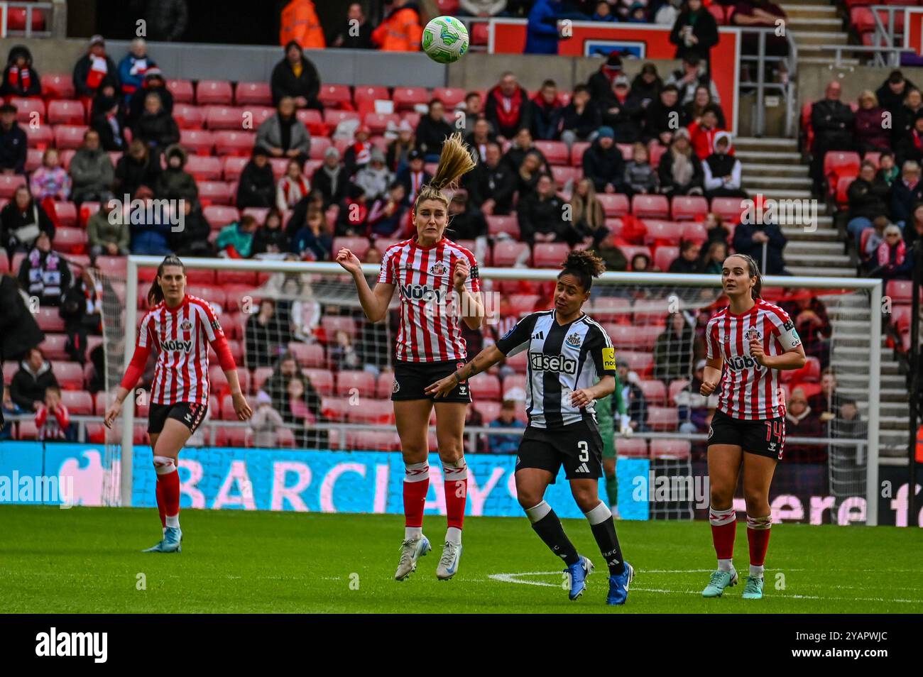 Sunderland Women Stürmer Emily Scarr trifft auf Newcastle United Women. Stockfoto