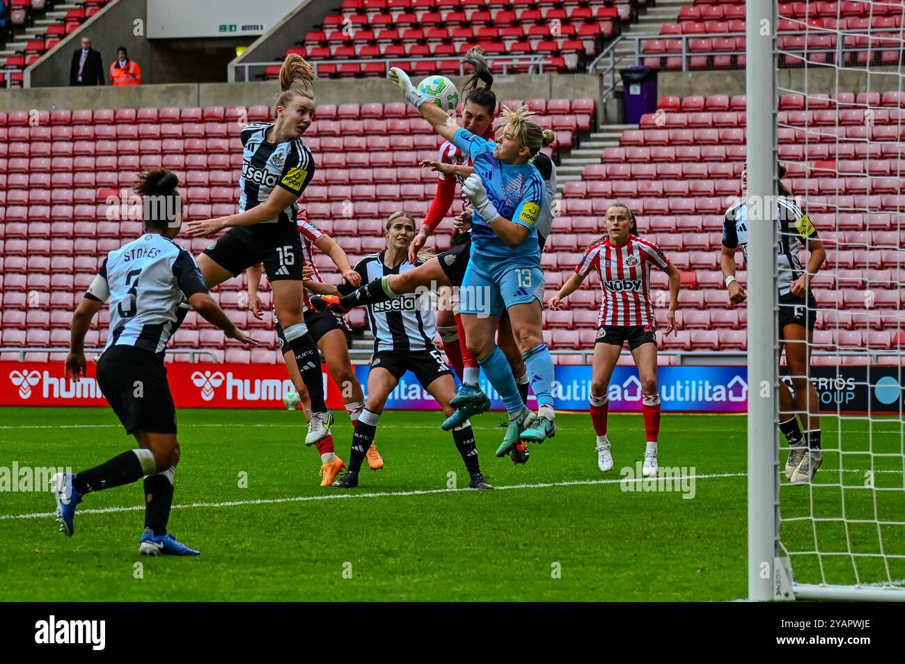 Newcastle United Women Torhüter Claudia Stöhnen den Ball im Wear Tyne Derby gegen Sunderland Women vor Gefahren. Stockfoto