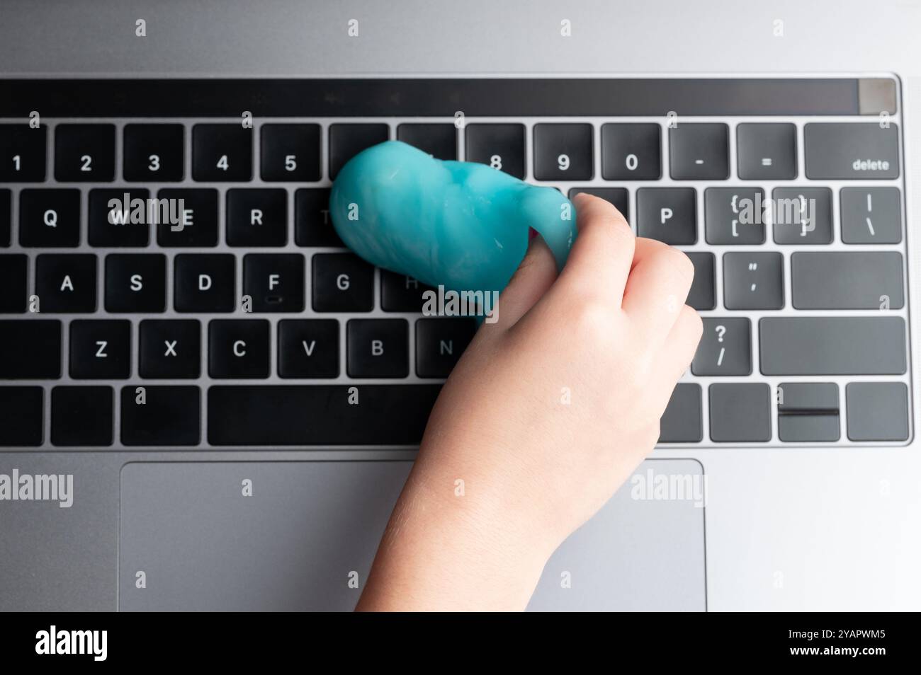 Farbenfrohes Gel zur Reinigung der Tastatur über der Draufsicht Stockfoto