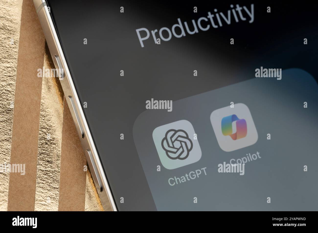 New York, USA – 14. Oktober 2024: Symbole für KI-Produktivitäts-Apps im Ordner in Nahansicht Stockfoto