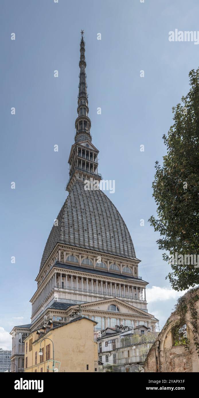 Stadtbild mit dem hohen Kuppelturm der Mole Antonelliana, der aus alten Gebäuden ragt, aufgenommen im hellen Herbstlicht in Turin, Italien Stockfoto