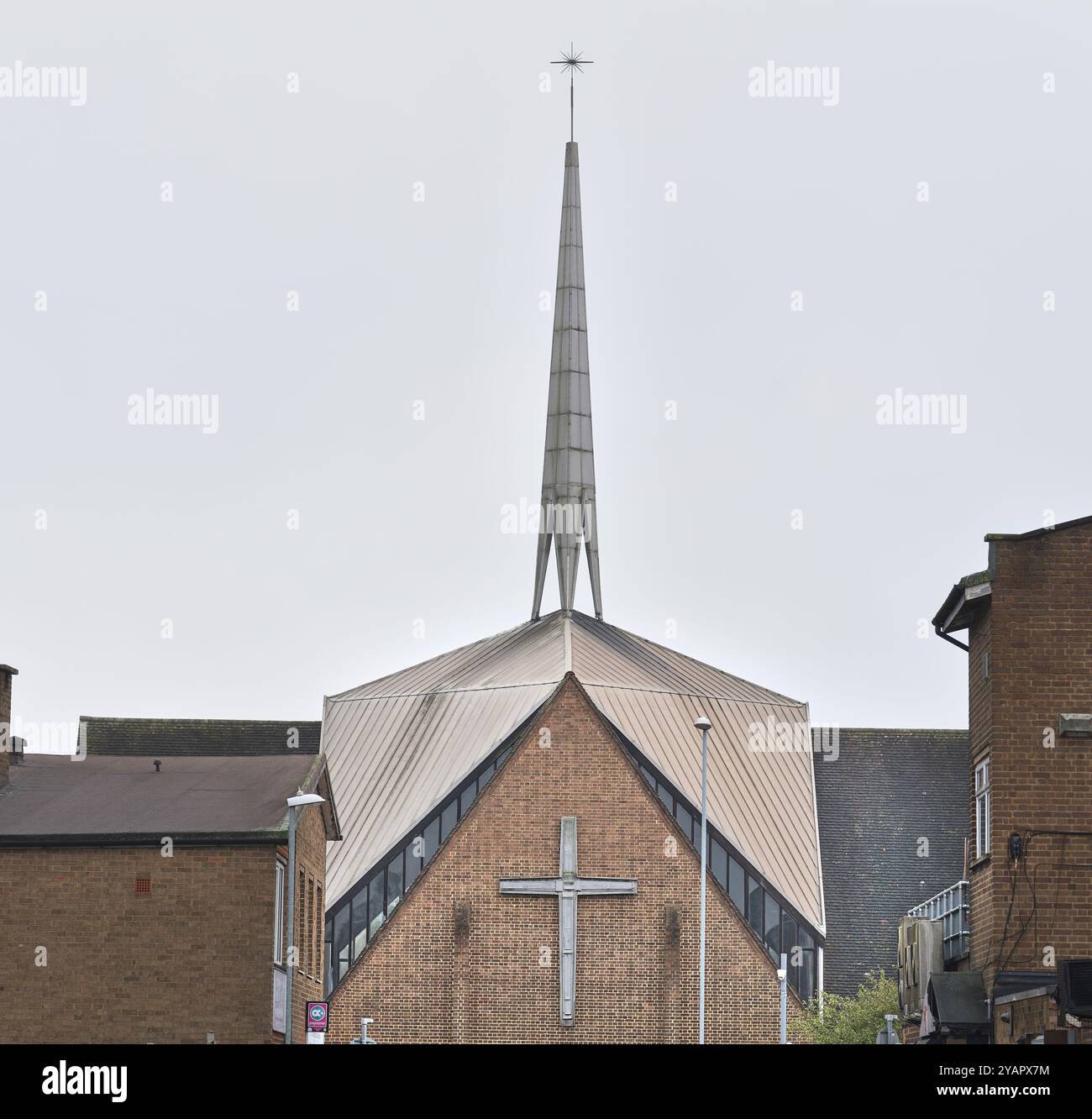 Schlanker Turm auf dem Dach der christlichen Kirche der Epiphany, Corby, England. Stockfoto