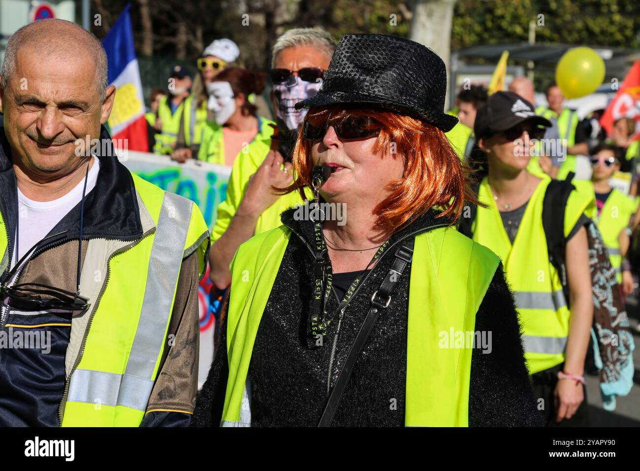 Die Demonstranten der Gelbwesten treffen sich in der französischen südöstlichen Stadt Sisteron und begeben sich dann in die Stadt Gap, um an der 15. Woche der Märsche teilzunehmen. Etwa 800 Demonstranten wurden in Gap demonstriert, während Tausende Demonstranten am Samstag in Paris und ganz Frankreich an Märschen teilnahmen. Die Gilet Jaunes-Proteste begannen im November letzten Jahres gegen die Erhöhung der Dieselsteuer, entwickelten sich aber allmählich zu einer großen Bewegung gegen die Wirtschaftspolitik und Reformen des französischen Präsidenten Macron Stockfoto