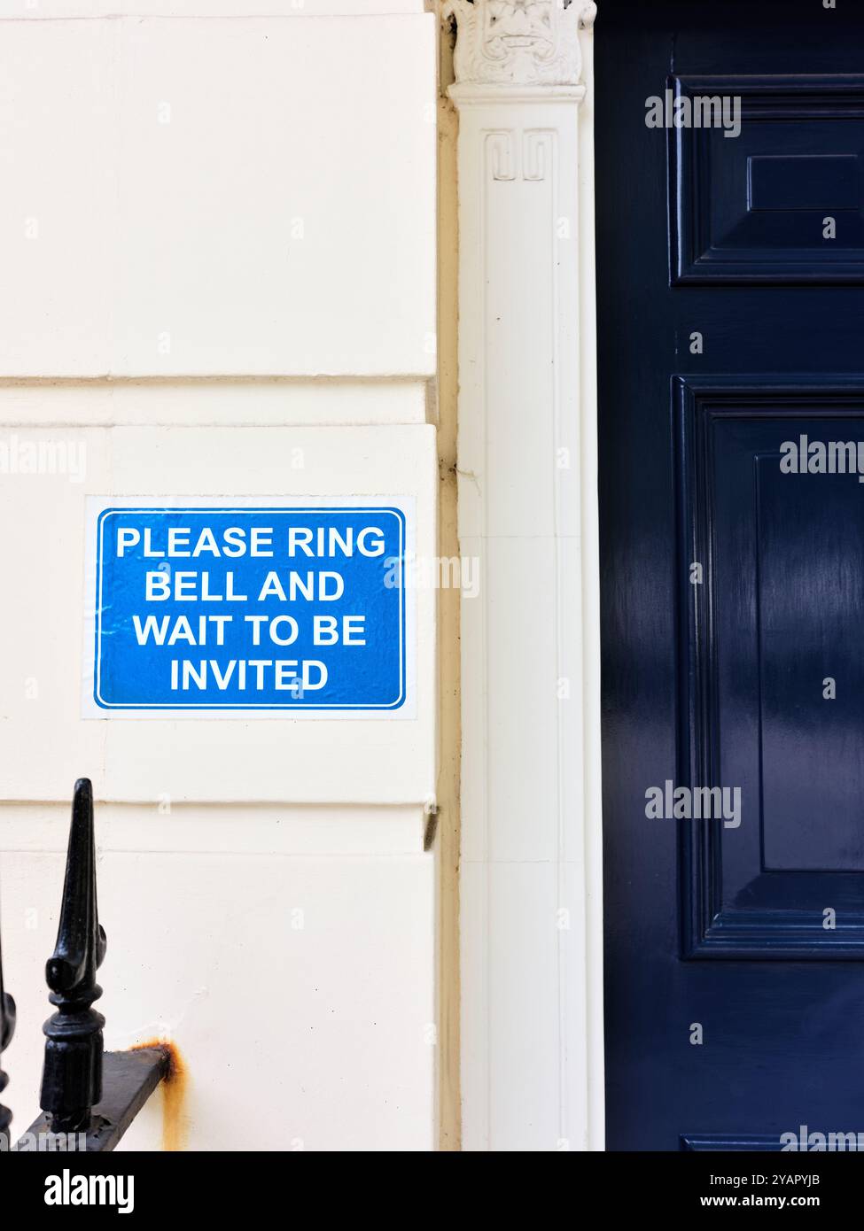 "Bitte klingeln Sie und warten Sie, bis Sie eingeladen werden", Goodman Jones, 30 Fitzroy Square, London, England. Stockfoto