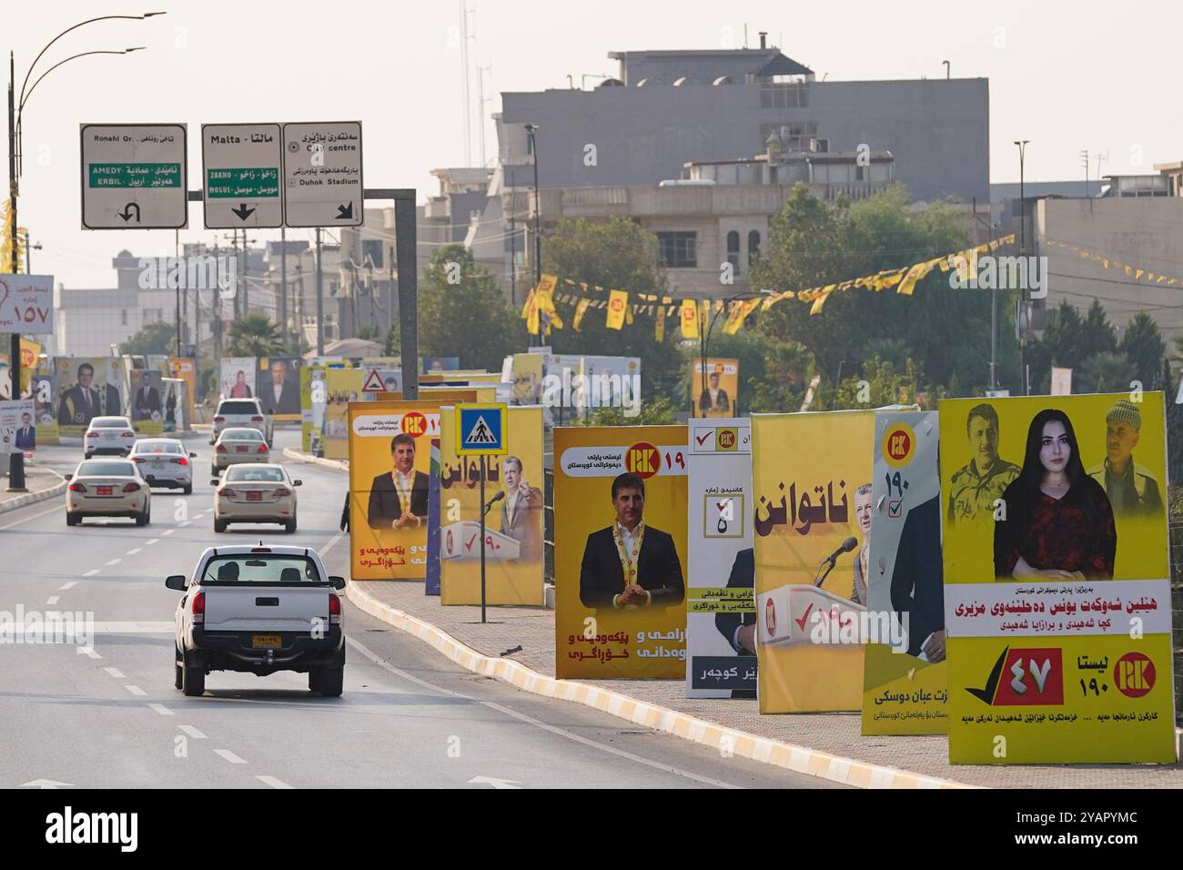 Autos, die vor den Wahlen zum Kurdischen Regionalparlament in Duhok, Irak, an Wahlbändern für Kandidaten vorbeizogen. Stockfoto