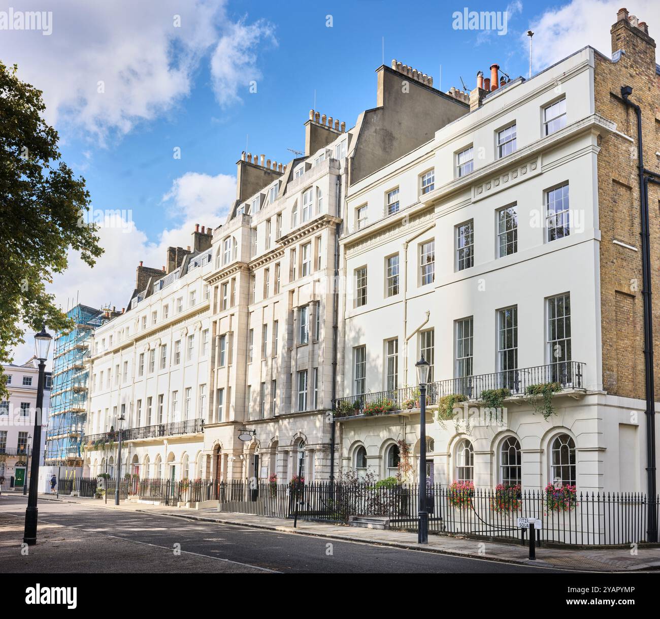 Terrassenwohnungen rund um den Fitroy Square Garden, London, England. Stockfoto