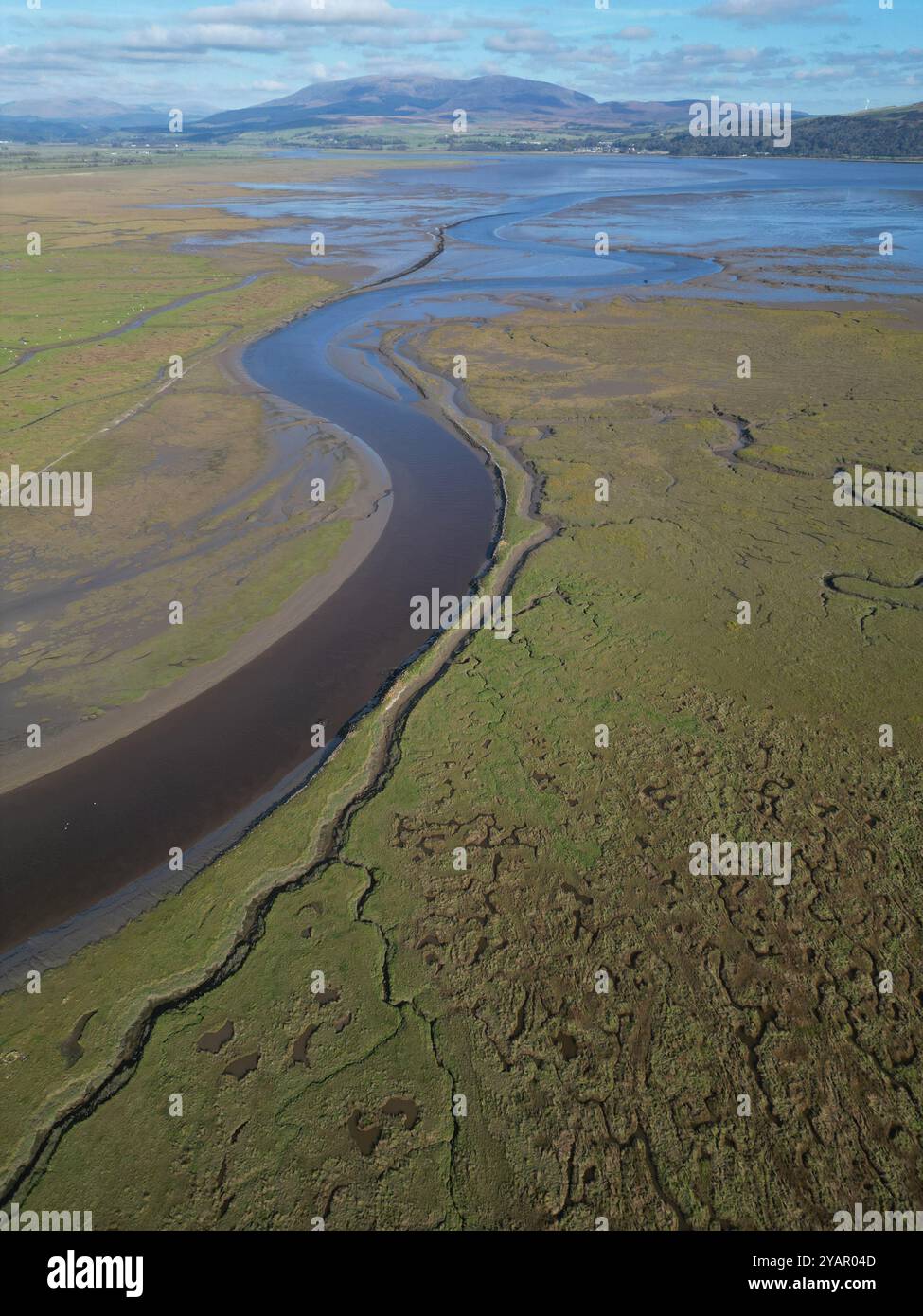 Aus der Vogelperspektive des Flusses Bladnoch, der sich in die Mündung der Wigtown Bay in der Nähe von Wigtown Schottland schlängelt – Foto Oktober 2024 Stockfoto