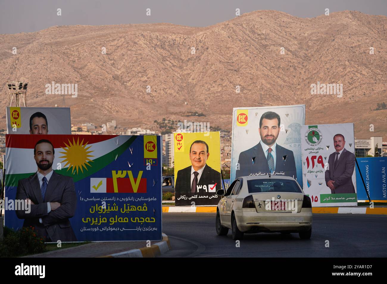 Duhok, Irak. Oktober 2024. Ein Auto, das vor den Wahlen zum Kurdischen Regionalparlament in Duhok, Irak, an Wahlbändern für Kandidaten vorbeifuhr. (Foto: Ismael Adnan/SOPA Images/SIPA USA) Credit: SIPA USA/Alamy Live News Stockfoto