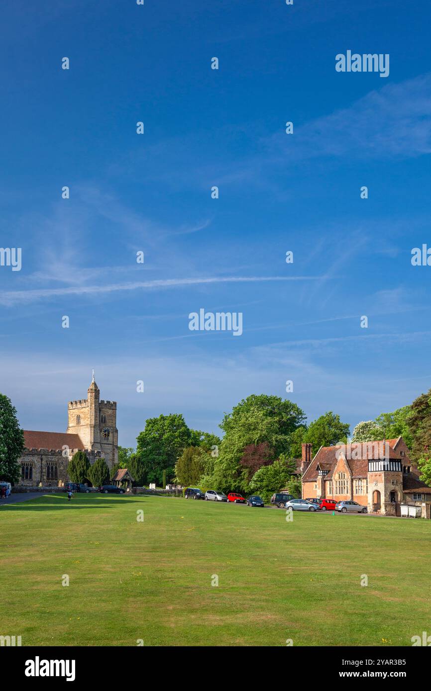 England, Kent, Benenden, The Green mit St. George's Church und dem Village School Building Stockfoto