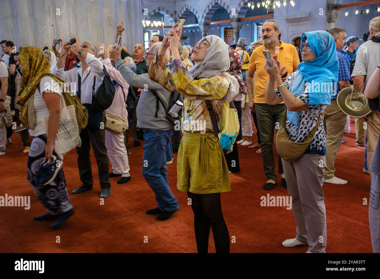 Touristen fotografieren in der Blauen Moschee, Istanbul, Türkei Stockfoto