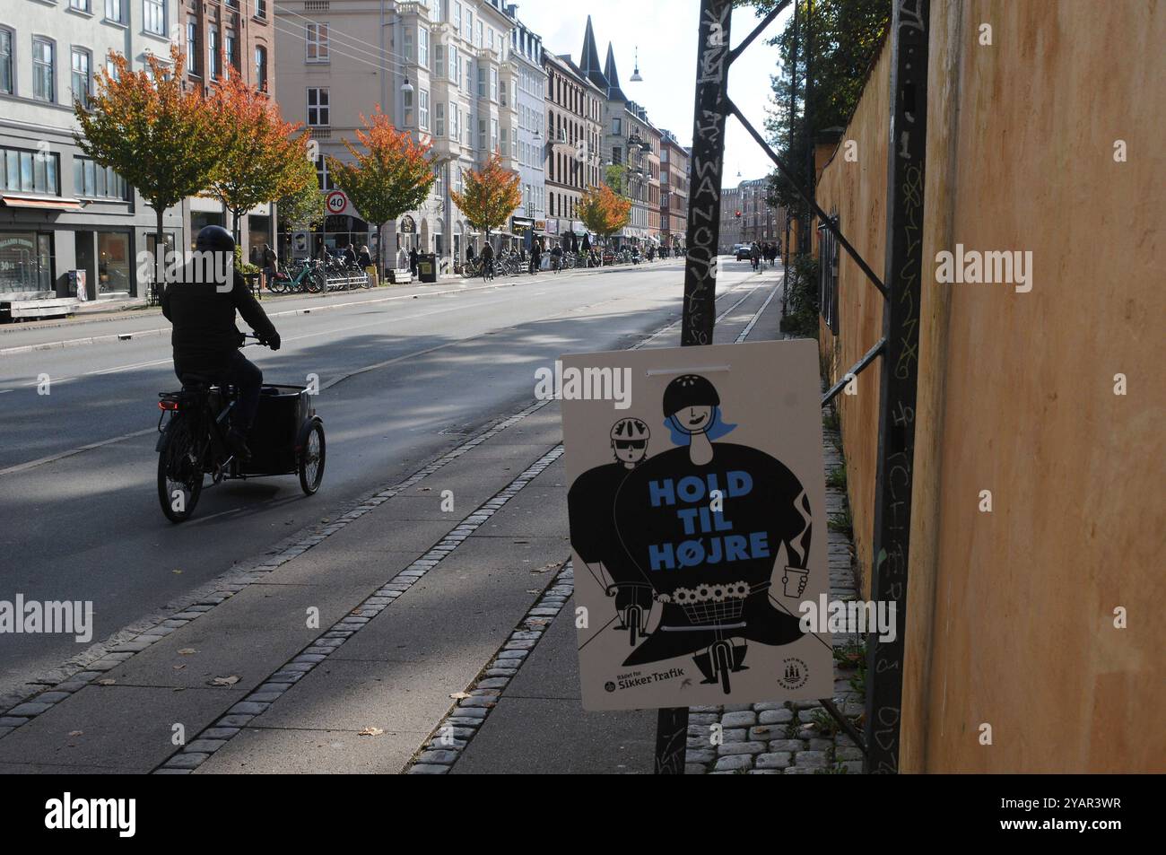 Kopenhagen/Dänemark/15 Okt. 2024/Noerrobrogade eine der ältesten Hauptstädte Kopenhagens, heute hauptsächlich Finanzstraße der imitierten Menschen im Mittleren Osten, finaicla Einkaufszentrum in der dänischen Hauptstadt Kopenhagen, Restaurant Halal-Geschäfte und Lebensmittelgeschäft sowie Bauarbeiten bauen eine riesige Kraninon noerrobro Gegend von Kopenahgen. Foto. Bilder von Francis Joseph Dean/Dean sind nicht für kommerzielle Zwecke bestimmt Stockfoto