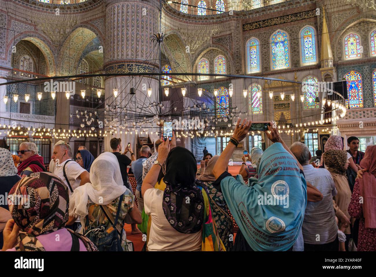 Touristen fotografieren in der Blauen Moschee, Istanbul, Türkei Stockfoto