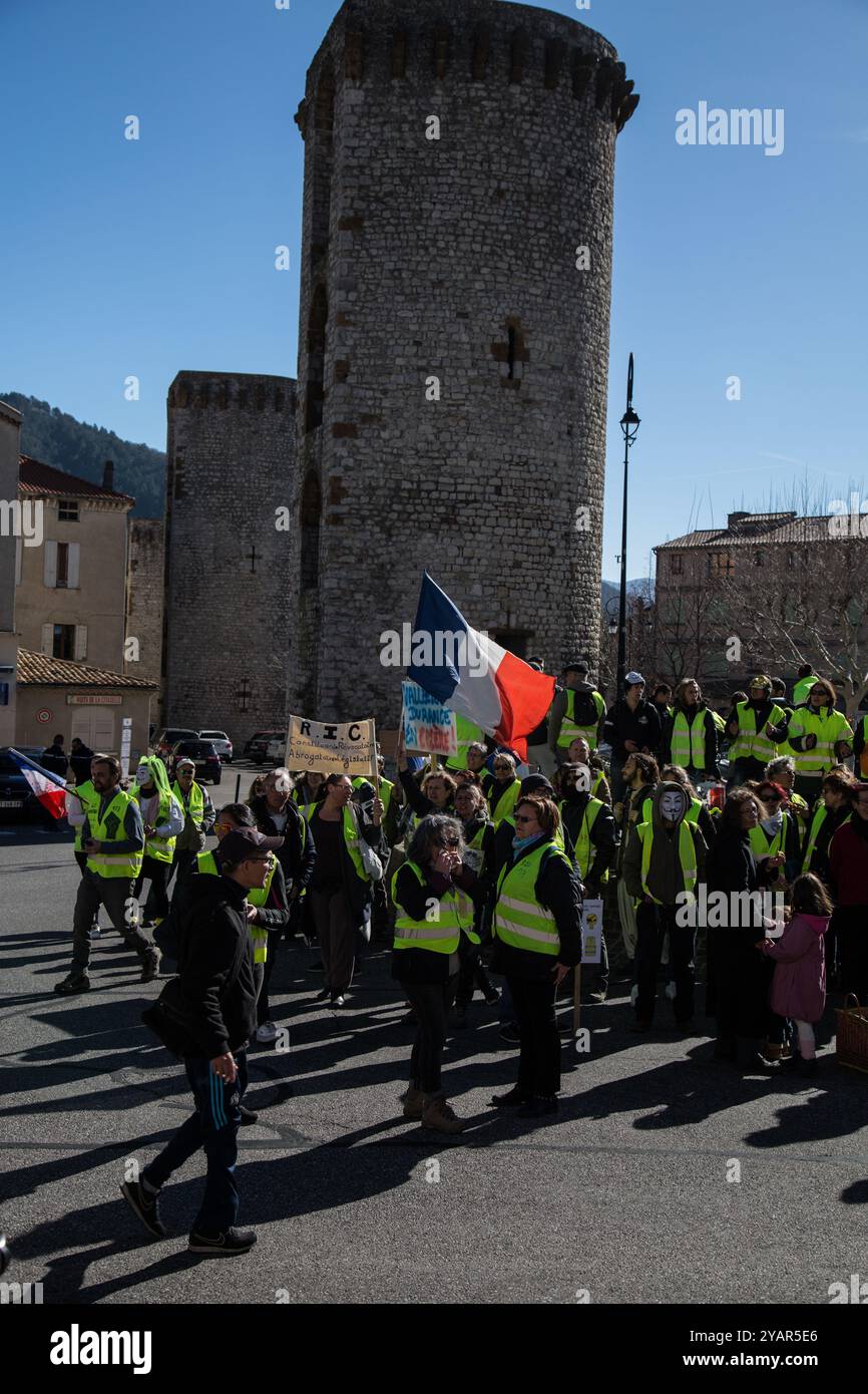 Die Demonstranten der Gelbwesten treffen sich in der französischen südöstlichen Stadt Sisteron und begeben sich dann in die Stadt Gap, um an der 15. Woche der Märsche teilzunehmen. Etwa 800 Demonstranten wurden in Gap demonstriert, während Tausende Demonstranten am Samstag in Paris und ganz Frankreich an Märschen teilnahmen. Die Gilet Jaunes-Proteste begannen im November letzten Jahres gegen die Erhöhung der Dieselsteuer, entwickelten sich aber allmählich zu einer großen Bewegung gegen die Wirtschaftspolitik und Reformen des französischen Präsidenten Macron Stockfoto