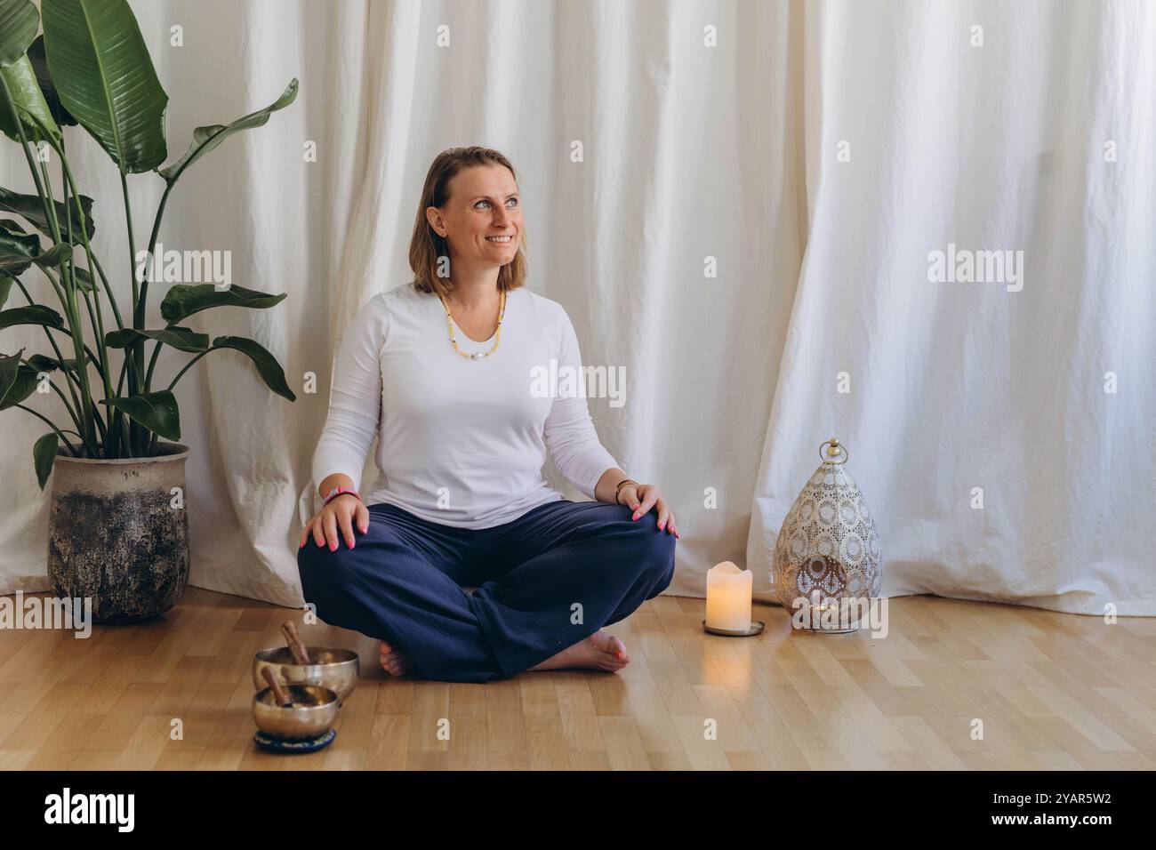 Eine glückliche Frau nach einer Atem- und Gesangsschüsselübung. Hochwertige Fotos Stockfoto