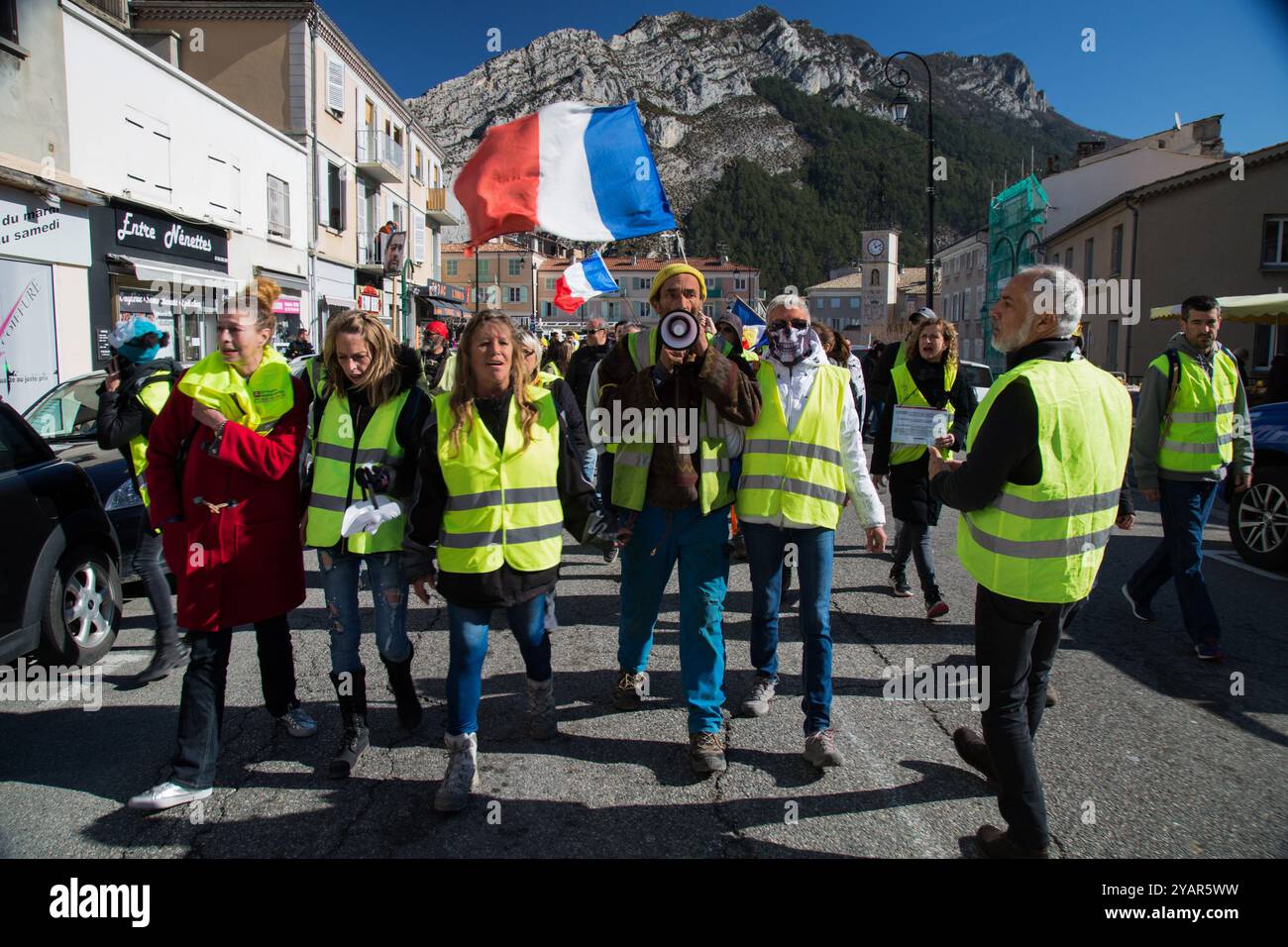 Die Demonstranten der Gelbwesten treffen sich in der französischen südöstlichen Stadt Sisteron und begeben sich dann in die Stadt Gap, um an der 15. Woche der Märsche teilzunehmen. Etwa 800 Demonstranten wurden in Gap demonstriert, während Tausende Demonstranten am Samstag in Paris und ganz Frankreich an Märschen teilnahmen. Die Gilet Jaunes-Proteste begannen im November letzten Jahres gegen die Erhöhung der Dieselsteuer, entwickelten sich aber allmählich zu einer großen Bewegung gegen die Wirtschaftspolitik und Reformen des französischen Präsidenten Macron Stockfoto