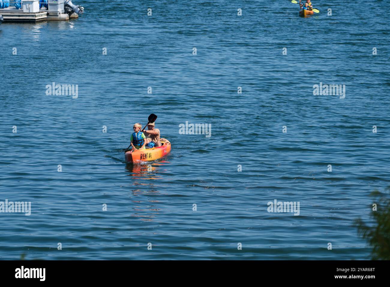 Hannover, PA/USA - 14. September 2024: Ein Mietboot kehrt zum Seeufer im Codorus State Park zurück. Freizeitbootfahren ist eine von vielen Aktivitäten av Stockfoto