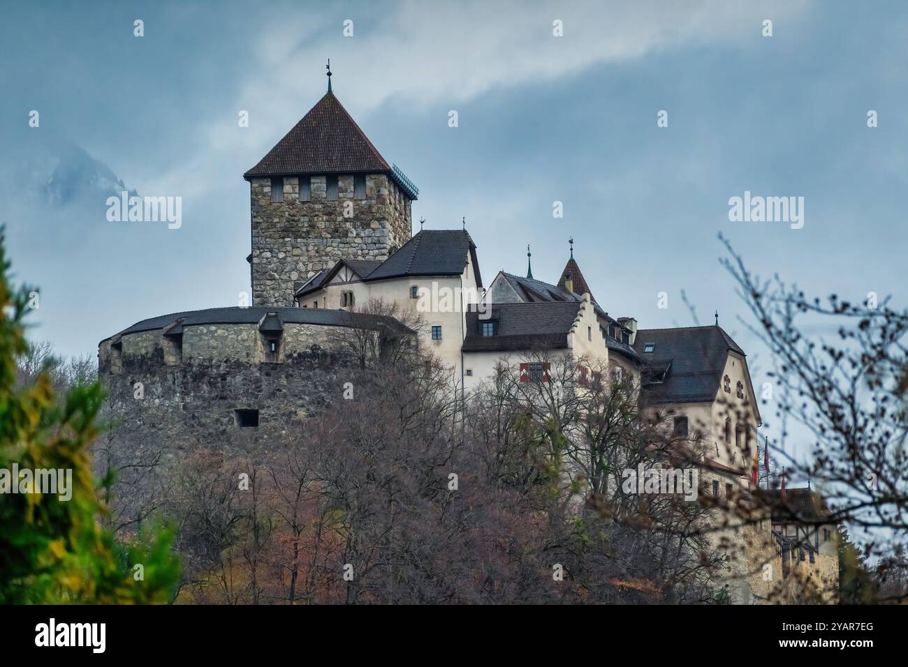 Schloss Vaduz in Vaduz, Liechtenstein an einem bewölkten Tag. Stockfoto