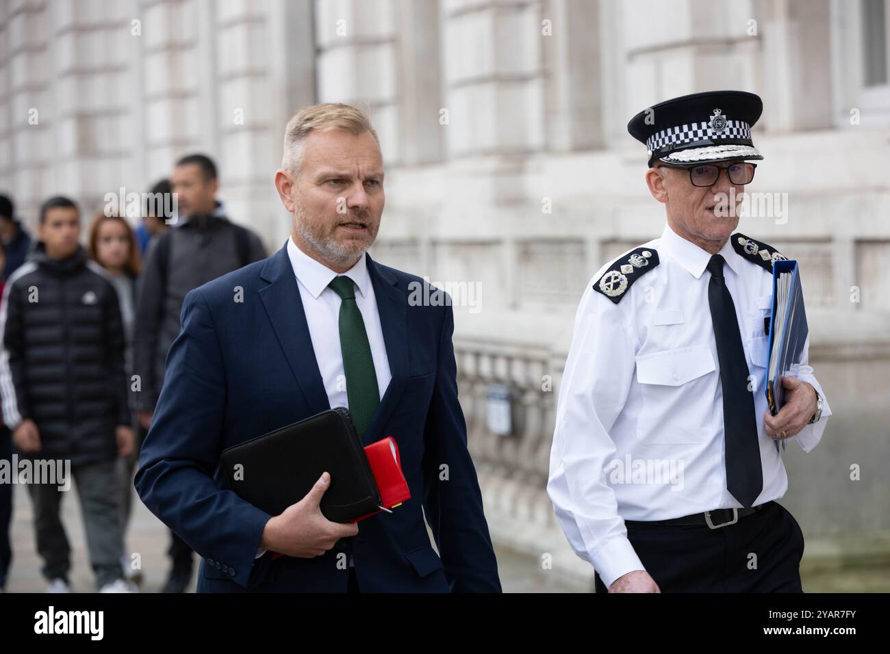 London, Großbritannien. Oktober 2024. Minister und Beamte nehmen an einer Kabinettssitzung im Kabinettsbüro Teil 70 Whitehall London das Vereinigte Königreich traf den stellvertretenden Kommissar Matt Jukes (links) Mark Rowley, Kommissar der Metropolitan Police (in Uniform) Credit: Ian Davidson/Alamy Live News Stockfoto