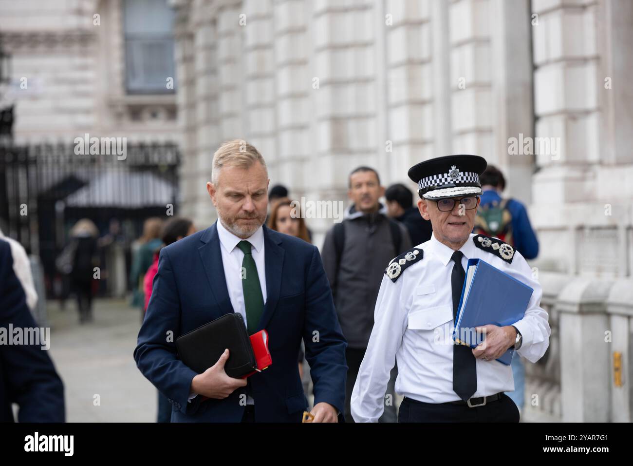 London, Großbritannien. Oktober 2024. Minister und Beamte nehmen an einer Kabinettssitzung im Kabinettsbüro Teil 70 Whitehall London das Vereinigte Königreich traf den stellvertretenden Kommissar Matt Jukes (links) Mark Rowley, Kommissar der Metropolitan Police (in Uniform) Credit: Ian Davidson/Alamy Live News Stockfoto