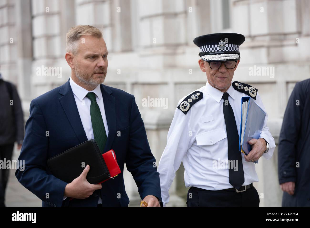 London, Großbritannien. Oktober 2024. Minister und Beamte nehmen an einer Kabinettssitzung im Kabinettsbüro Teil 70 Whitehall London das Vereinigte Königreich traf den stellvertretenden Kommissar Matt Jukes (links) Mark Rowley, Kommissar der Metropolitan Police (in Uniform) Credit: Ian Davidson/Alamy Live News Stockfoto