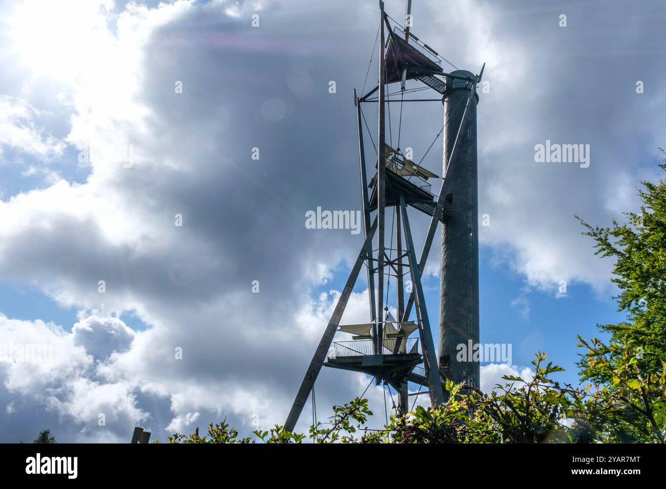 La Tour du Millénaire EST une oeuvre bewundernswert. Comme si vous étiez au sommet du Mat d'un navire, la vue s'étend au delà de 30 kilomètres, sur un océa Stockfoto