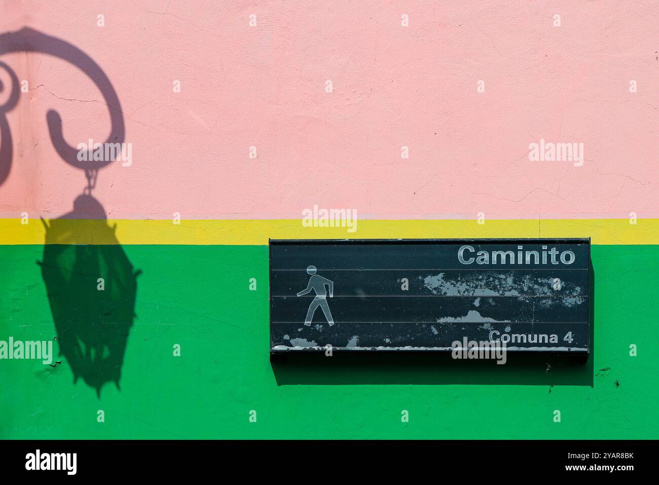 Altes Straßenschild von Caminito de La Boca und Schatten einer Straßenlaterne Stockfoto