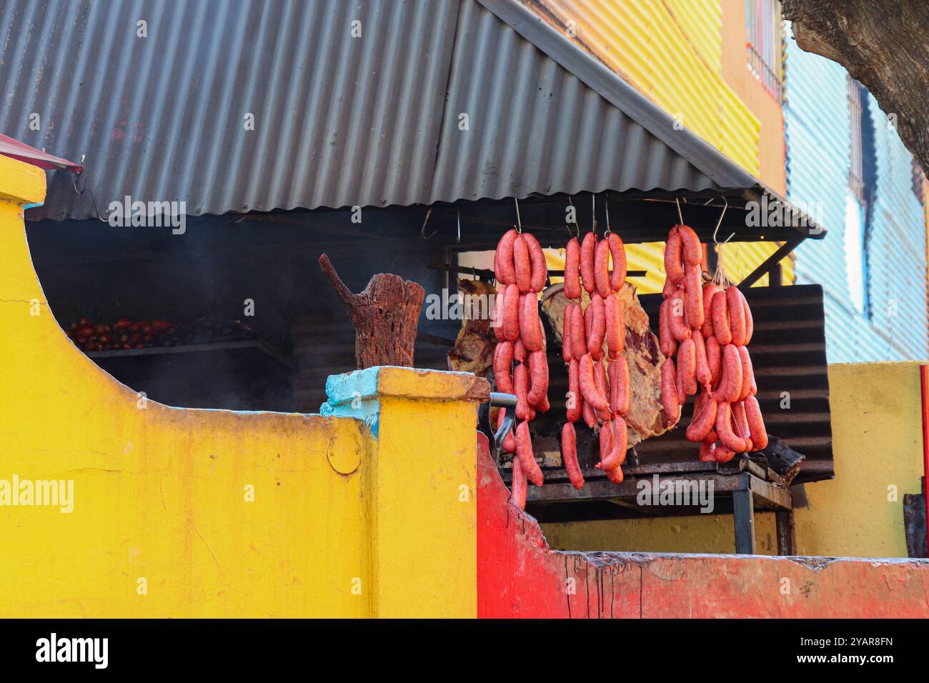Eine Reihe roher Fleischwürste hängt an der Seite eines Grills im Viertel La Boca Stockfoto