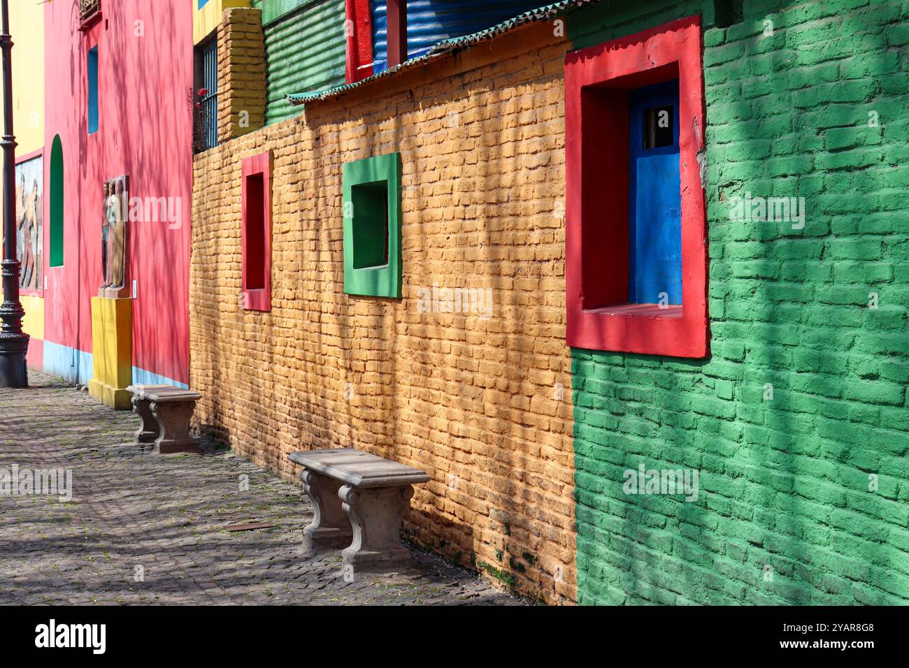 Farbenfrohe gemalte Wände in Caminito Viertel von La Boca Stockfoto