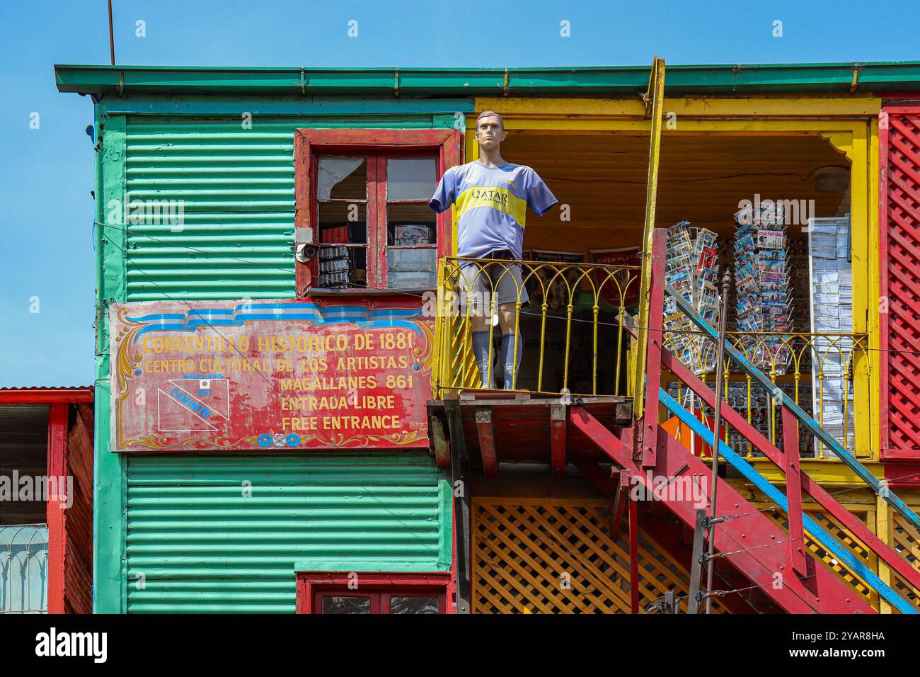 Schaufensterpuppe mit La Boca Fußballtrikot in farbenfrohen Mietshäusern des traditionellen Hafens Stockfoto