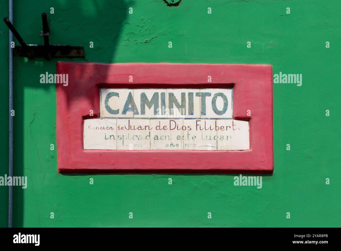 Straßenschild für Caminito de La Boca aus altem spanischen Majolika-Keramik Stockfoto