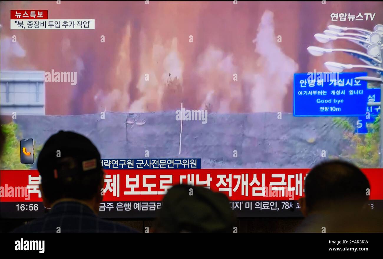 Eine 24-stündige Fernsehsendung von Yonhapnews am Bahnhof Yongsan in Seoul zeigt eine Nachrichtensendung mit Nordkorea, die Teile der Nordseite der innerkoreanischen Straßen in die Luft sprengt. Nordkorea sprengte Straßen, die mit Südkorea verbunden sind, und es ist ein Symbol der interkoreanischen Zusammenarbeit, da es versucht, seine Feindseligkeit gegenüber dem Süden zu festigen, den es als "Hauptfeind" betrachtet. "Das nordkoreanische Militär führte Explosionen durch, sie unterbrachen die Straßen Gyeongui und Donghae und sie führen auch zusätzliche Aktivitäten mit schwerer Ausrüstung durch", sagte der südkoreanische Stabschef (JCS) in einer Textnachricht Stockfoto