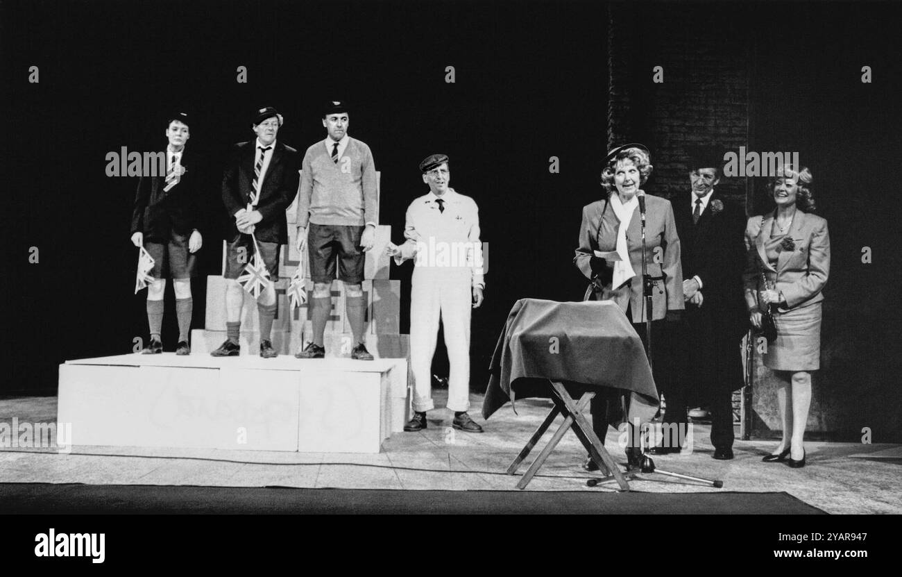 Speech Day - Zentrum: Bob Goody (Easy) am Mikrofon: Diana Bishop (Lady) ganz rechts: Patricia Quinn (Mrs Dogg) in DOGGS WEILER von Tom Stoppard im Palace Theatre, Watford, England 08/09/1993 Design: Martin Sutherland Beleuchtung: Jenny Cane Regie: Roger Smith Stockfoto
