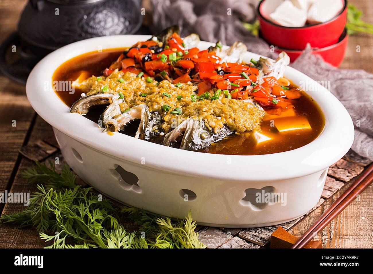Gedünsteter Fischkopf mit gewürfelten roten Paprika ,chinesische Hunan-Küche - gehackter Pfefferkopf Stockfoto