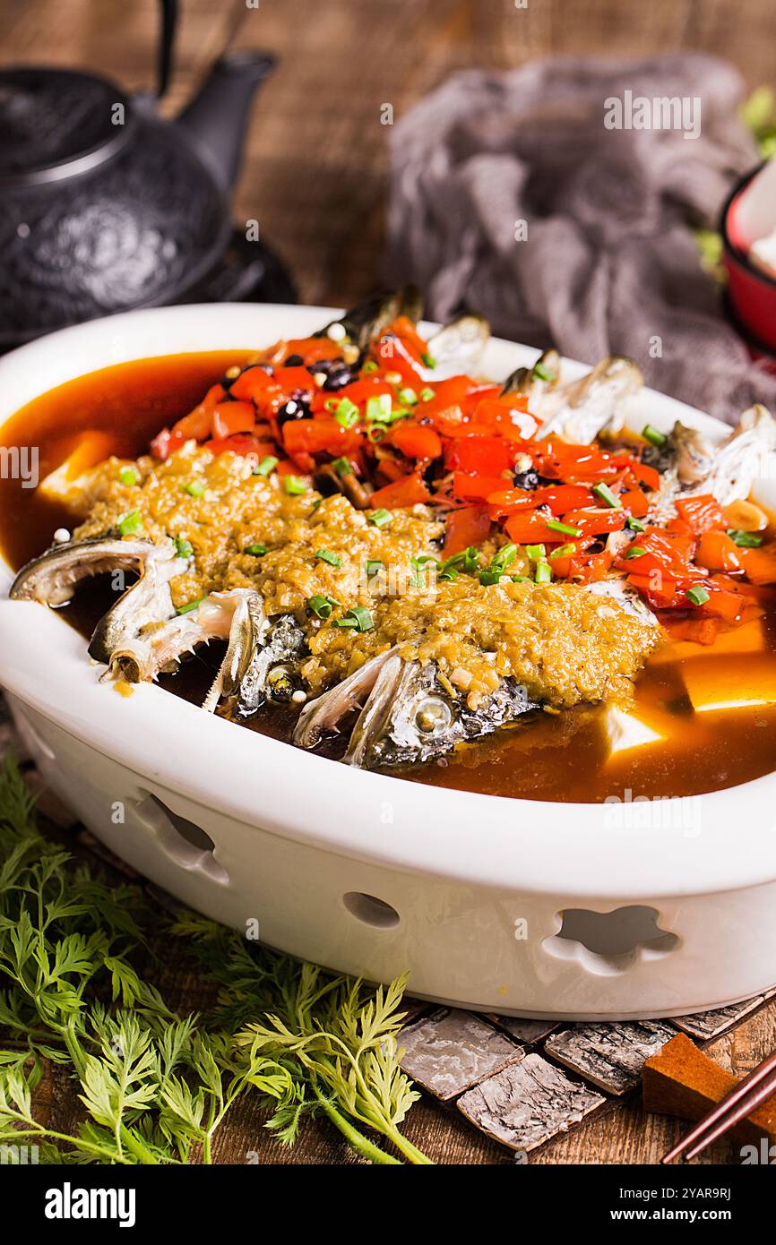 Gedünsteter Fischkopf mit gewürfelten roten Paprika ，chinesische Hunan-Küche - gehackter Pfefferkopf Stockfoto