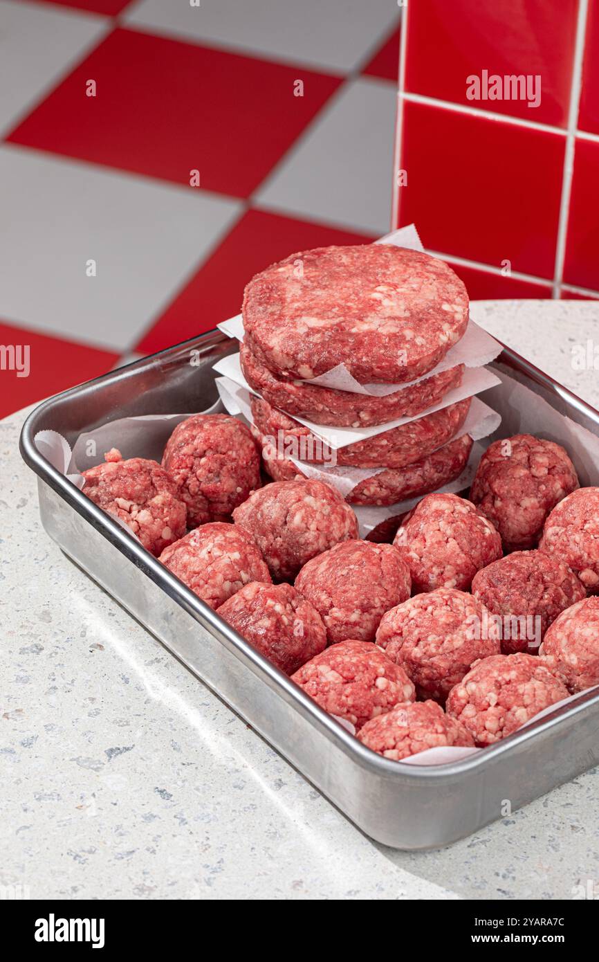 Halbfertige Schnitzel und Fleischbällchen Stockfoto