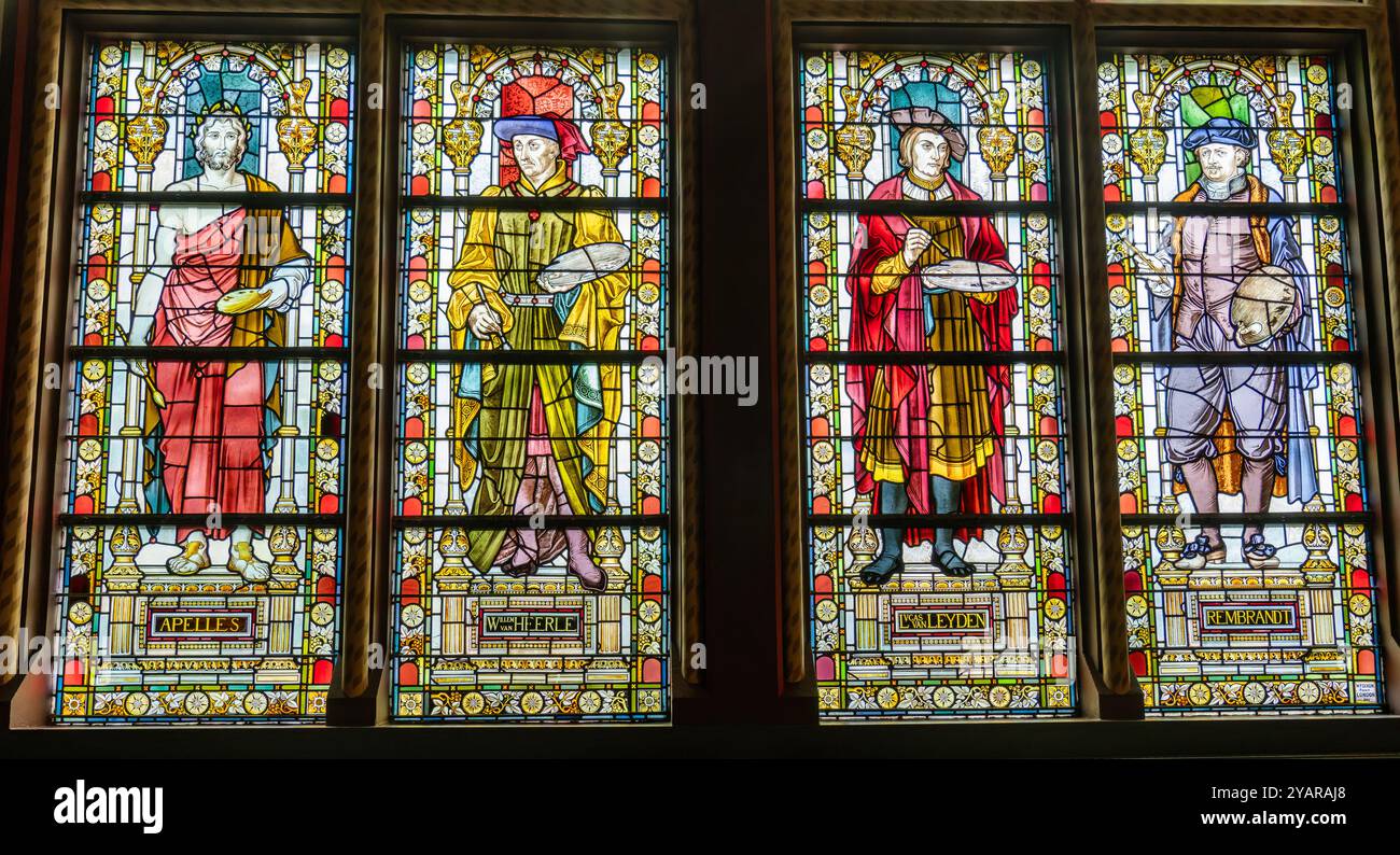 Weltberühmte bemalte Fenster in der Haupthalle des Rijksmuseum Museums in Amsterdam. Stockfoto