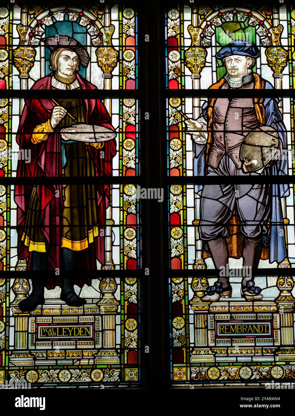 Weltberühmte bemalte Fenster in der Haupthalle des Rijksmuseum Museums in Amsterdam. Stockfoto
